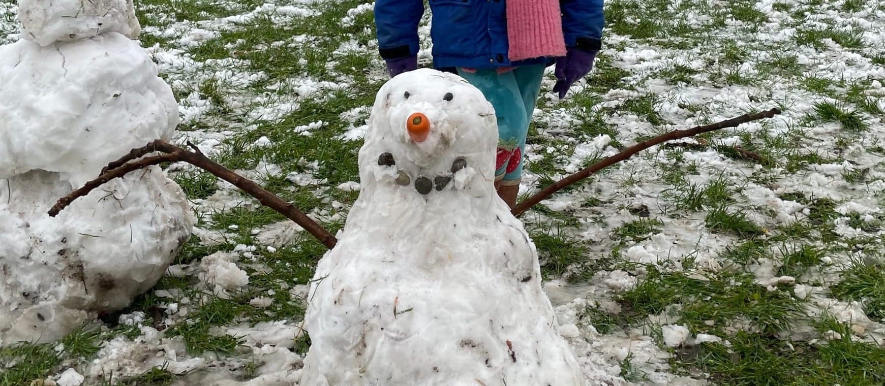 Sneeuwval en hoopvolle knoppen